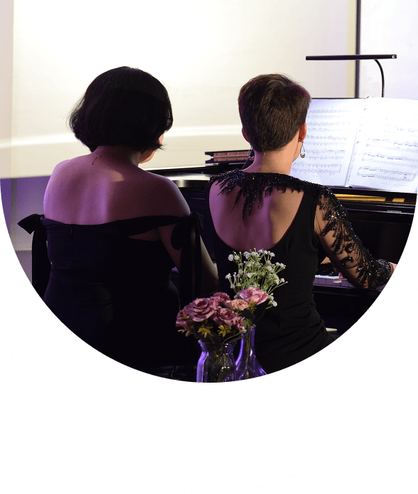 Sofía tocando el piano a dueto